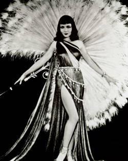 mcvi:  tahti:   Claudette Colbert, “Cleopatra”, 1934Costume by Travis Banton    (via elegancehasnames)