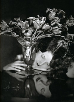 dubhlina:  liquidnight:  Manassé Betty Bird, circa 1926 From Divas and Lovers: The Erotic Art of Studio Manassé  