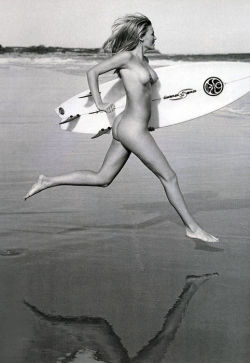 zzoopy:  naturizam:  naturist-rich:  Surf is definitely up in the nude! 