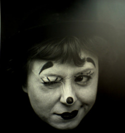 retirantes:  Giulietta Masina on the set of La Strada (1954 - Federico Fellini). (via swintons) 