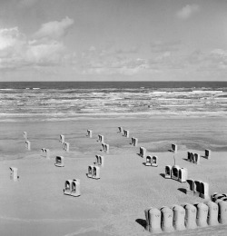 Vroege ochtend aan zee | Early morning in the sea, Netherlands photo by Cas Oorthuys, sometime between 1940-50