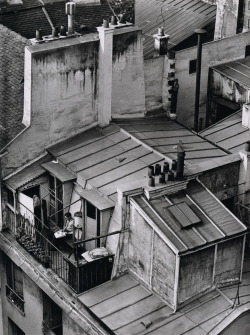 Latin Quarter, Paris photo by André Kertész; On Reading series, 1926