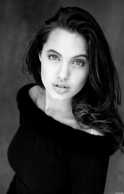 Ein Foto der jungen Angelina Jolie, wo ihre prägnanten Merkmale noch einmal ganz anders als heute zu sehen sind. Ein eindrucksvolles Bild, meint ihr nicht auch?