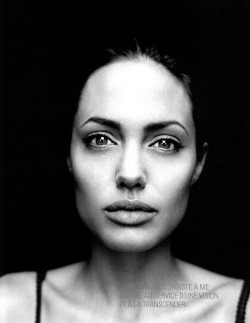 Angelina Jolie ist so verdammt sexy. Die Augen, der Mund. Ach.