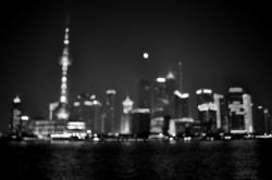 fuckyeahstreetlights:  View of the lights from the Bund in Shanghai, China. 