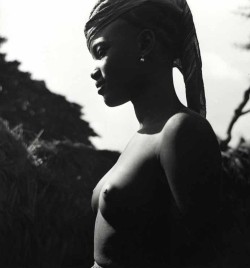 firsttimeuser:  Jeune fille Foulbé, Maroua, Cameroun, circa 1950 by Philippe Joudiou 