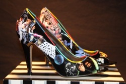 OHMYGOD! What SG wouldn&rsquo;t look hot rocking THESE?! cc @bobsuicide earth719:  Hot damn! 