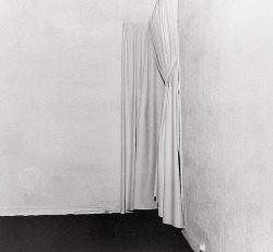  Yves Klein, Le Vide, Iris Clert Gallery, Paris 1958  “Il peint en blanc une pièce qu’il a préalablement entièrement vidée. Dans ce temple monochrome, le spectateur, contraint à une attitude contemplative, se trouve comme immergé dans la