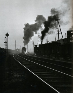 luzfosca:  Willy Ronis Gare de l’Est, Paris, 1950 From Willy Ronis [also] Thanks to liquidnight 