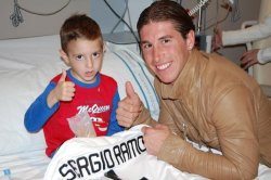 princessofpipitascastle:  pitchwhore:  I want you and your beautiful soul.  Aw, would you LOOK at that little soul with his Jersey!? Gosh… &lt;3 Love that the kid is doing the same sign as Sergio&rsquo;s always doing&hellip;! thumbs up! 