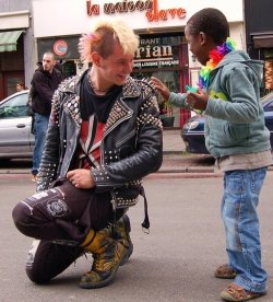 crispyninjadonut: thepunksink:  the-big-phan-theory:  doyounoelyourenemy:  sidvintage:  motherfuckin-pajamas:  deadkennedysandattractivemen:  A punk stops during a gay pride parade to allow a mesmerized child to touch his jacket spikes.  I lost control