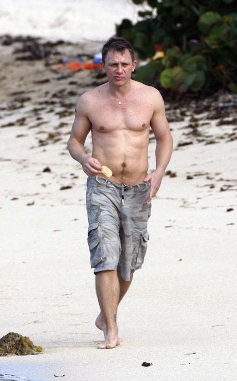 shirtless male celebs - Daniel Craig