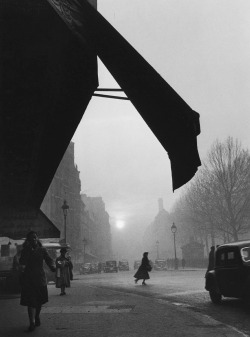 Carrefour Sèvres Babylone, Paris photo by Willy Ronis, 1948