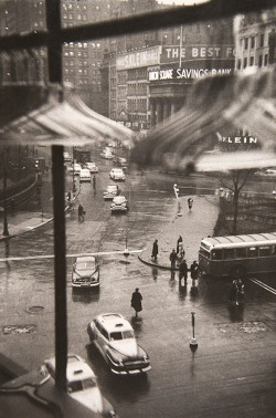 luzfosca:  Louis Faurer Union Square, New York City, 1950 Thanks to regardintemporel and lyssahumana 