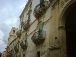 10magazine:  Sicily more gorgeousness from Noto so exciting !! Venturing out for Brekkie.Sophia 
