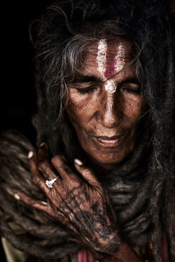 o-dessa:  peaceloveandtea:  a sadhu lady. a devotee of the goddess Tara , the tantric goddess kali, or shakti.  absolutely stunning 