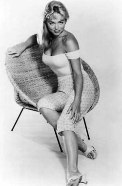 catbountry:  greggorysshocktheater:  RIP Yvette Vickers (1928-2011)  Attack of the 50 Foot Woman Star Yvette Vickers Found Mummified in Home  Former Playboy pinup and B-movie actress Yvette Vickers died at the age of 82. But it wasn’t until a year later—l