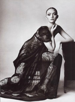 sansdoux:  Gemma Ward in The Balenciaga Mystique for US Vogue March 2006 by Irving Penn.  