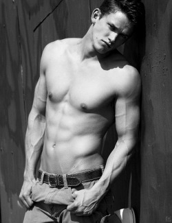 poisonparadise:  Lol, someone reposted this picture of Billy Morgan from my blog and tagged it as Zach Roerig. I mean, they do look alike sometimes. 