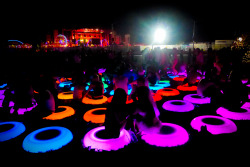 stillsoflife:  neon rubber lily pads at EDC that changed color when you stepped on them! so awesome and entertaining 