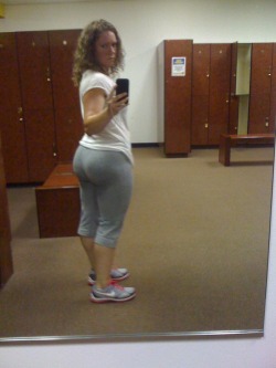 whootychamp:  teamcakes:  Fresh out the gym, locker room snap shot .. cakes  More gym motivation
