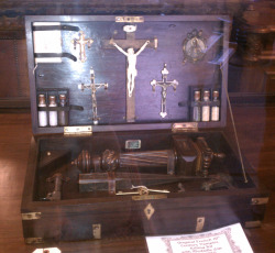 19th century vampire killing kit. WANT.