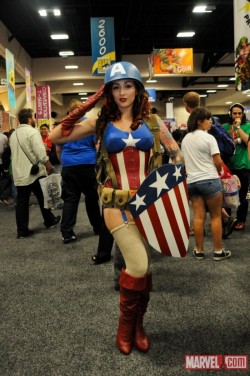 agentmlovestacos:  Absolutely fantastic female 1940s Captain America cosplayer at San Diego Comic-Con 2011. Photo by Judy Stephens. via omg-dj-judy:  1940’s Female Captain America Costumer at #SDCC  