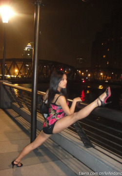mainlandhotties:  Fei Fei (The subway Pole Dancer)    Wow!