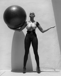 blackandkillingit:  kwentonza:  Lines and curves. Photographer: Sylvie Blum Model: Kwentonza  @blackandkilling #BGKI 