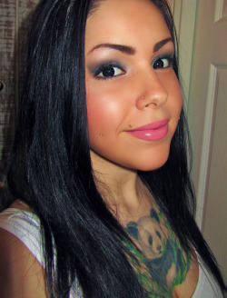 magalomania:  I once had healthy black hair. And apparently wore waayyyyy too much bronzer. I’ll see you again black dye   keratin straightener, Fall 2011.