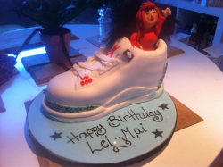 leimailemaow:  Amazing birthday cake off lipstickandkicks made by cupcakeflick … Absolutely love it!!! Thanks!!!!    crazy
