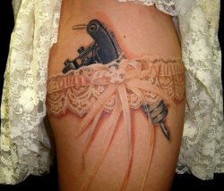 kellyeden:  I usually hate the garter tattoos.. but this one is so well done. makes me smile     Amazing. ♥