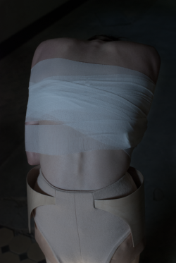  Marcella Thurau photographed by Zuzanna Kaluzna “External body is the final collection of my Bachelor`s Degree in Fashion Design. Inspiration for the collection comes from the deconstruction theory of Jacques Derrida. The deconstruction theory was