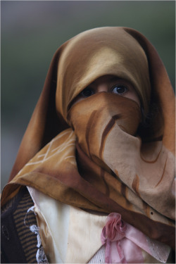 aurorae:  Yemen: jeune fille dans le djebel haraz. (by claude gourlay)