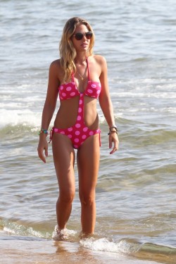 Ilary Blasi - Looking amazing on the beach. ♥