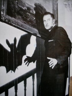 beautyandterrordance:  Vincent Price as Dr. Malcolm Wells, in The Bat (1959) 