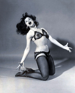 burleskateer:  Patti Waggin busts out an exuberant pose!.. 