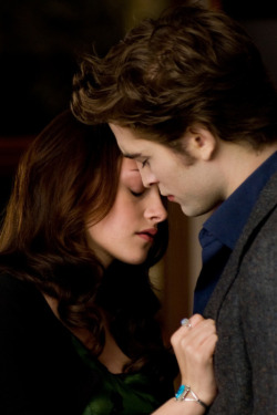 Edward: Por que o Jacob Black pode te dar um presente e eu não? Bella: Por que eu não tenho nada pra te dar em troca. Edward: Bella, você já me dá tudo só por respirar.!