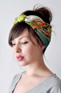 scissorsandthread:  Head Scarf Tutorial | Keiko Lynn I finally found one! The lovely thefemininecopacetic asked for a tutorial on how to tie a head scarf in a little bow, fifties style and I finally found the perfect one! Keiko Lynn is my favourite beauty