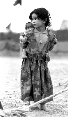 danceswithfaeriesunderthemoon:  Young Moroccan girl carrying her little sister, 1973 