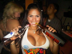 loveslatinas:  Double Fisted