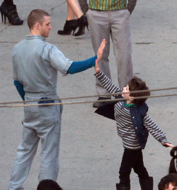 justintimberlakedoingthings:  Justin Timberlake attempts to high-five a child 