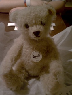 I&rsquo;ve always wanted a Steiff bear. I saw his name is Niki&hellip; And I couldn&rsquo;t resist any longer.