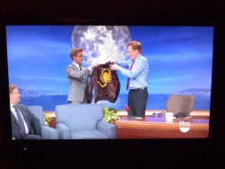 kyky1980:  Ryan Gosling giving Conan O’Brien his own “Drive” jacket. 