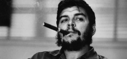 corazonespintabayo:  “La revolución no se lleva en los labios para vivir de ella, se lleva en el corazón para morir por ella”  Ernesto Guevara de la Serna  
