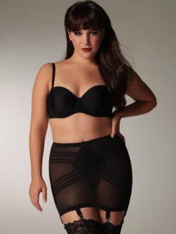 fetishperfection:  Size does matter. And it’s sexy. curveappeal:   Heather Hazzan for Hips and Curves 5’9”, 175 lbs, size 12/14 38 bust - 33 waist - 43 hips   Vintage Shaper Garter Skirt, ื.95