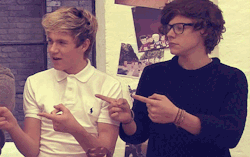 nandos-delivery-girl:  larrystylinsonstolemyovaries:  Niall’s bicep though.  ^^ 