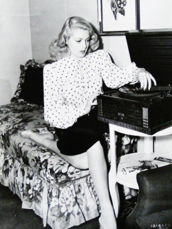 Lana Turner playing records, 1942