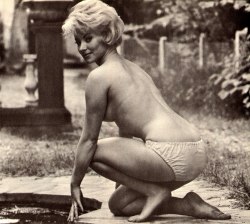 Vintage topless model mondotopless:  1962 