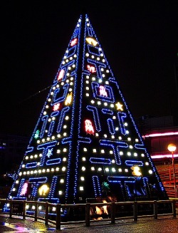 ianbrooks:  Pac Man Christmas Tree Utilizing thousands of colored LEDs, this very geeky Christmas tree was displayed in downtown Madrid at Nuevos Ministerios in 2007. Check out some video of the arcade tree in action  (via: reddit, insanelygaming) 
